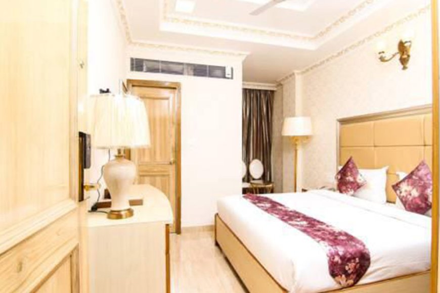 Book hotel room in Hazratganj near famous restaurants